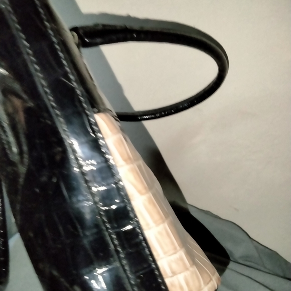 Guess medium pleather purse - Picture 5 of 7